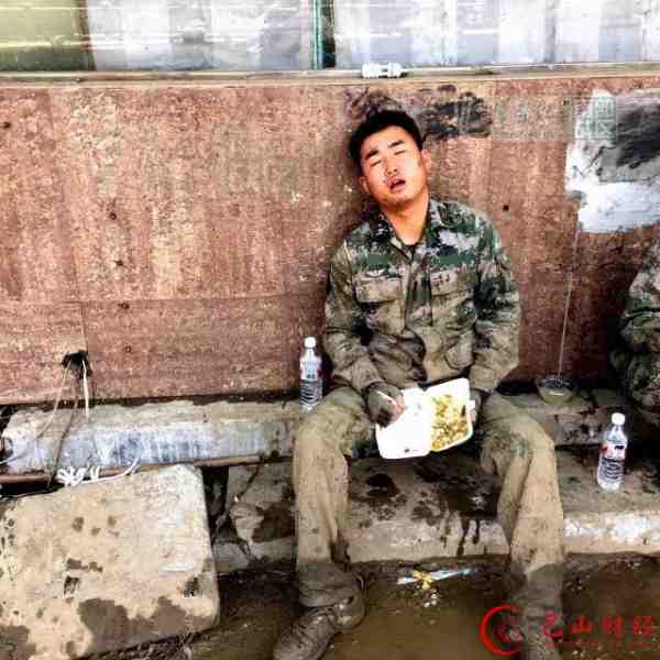 救灾兵哥.jpg